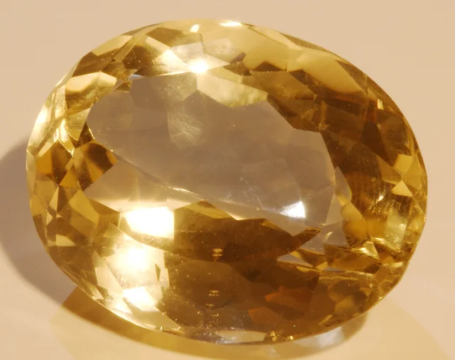 Imagen conceptual de una gema de citrino facetada de color amarillo transparente.