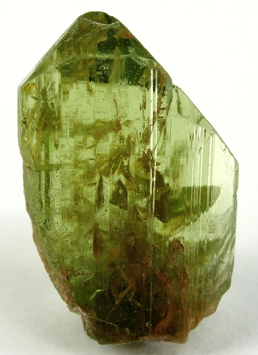 Transparenter grünlich-gelber Peridot-Kristall mit sichtbaren Kristallstrukturen.