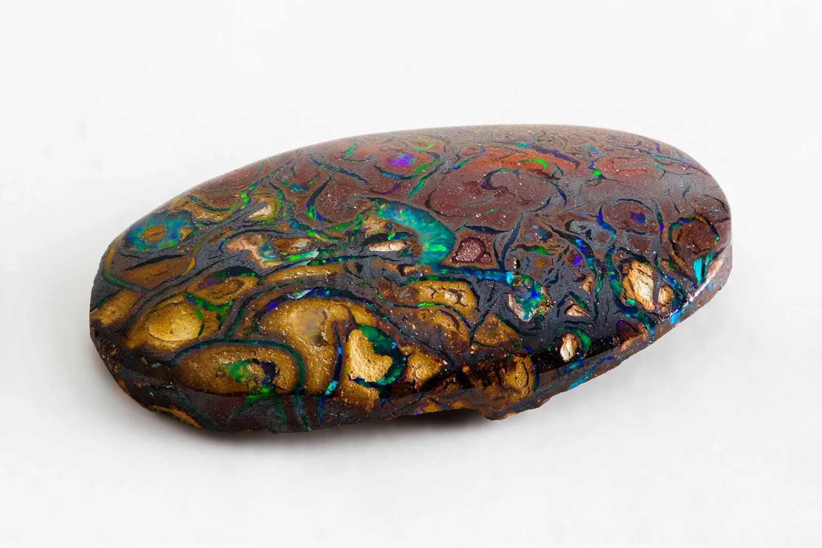Konzeptuelles Foto eines Opals aus Yowah, Queensland, Australien, mit irisierenden Mustern und verschiedenen Farben vor weißem Hintergrund.