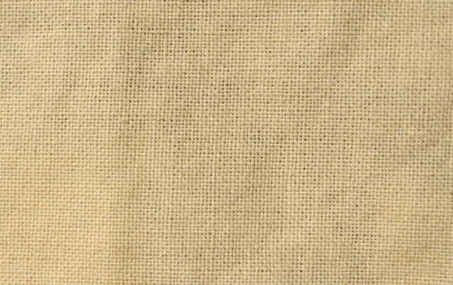 Konzeptuelles Foto eines Leinwandbindung-Gewebes in Nahaufnahme, das die grundlegende Tafetta-Bindungsstruktur mit beige-farbenen Fäden zeigt.
